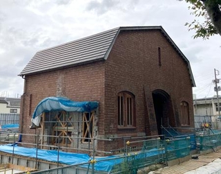 　移築工事中の旧中野刑務所正門＝東京都中野区