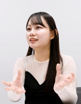 　インタビューに答える鈴木愛美