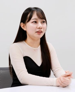 　インタビューに答える鈴木愛美