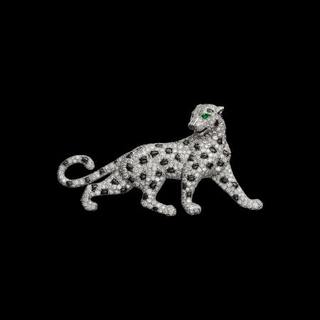 　パンテールのブローチ（（Ｃ）Ｃａｒｔｉｅｒ）（提供写真）