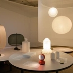 　「Ｔｓｕ-ｔｓｕ-ｍｕ展」の会場。個性的な照明の数々を展示した一角＝東京・銀座（提供写真）