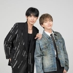 　仲良く体を寄せ合ってポーズをとる長野凌大（右）と藤林泰也