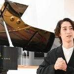 　インタビューに応じる角野隼斗