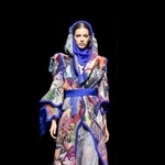 　サステナブル・クチュールの「ＲＶＤＫ　ロナルド・ファン・デル・ケンプ」より。手縫いのカーディガン（ブランド提供）