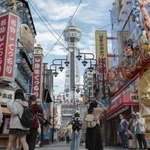 　大阪・新世界の通天閣（奥）＝２０２４年