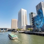 　運河と壁画「ＯＵＴ　ＯＦ　ＢＯＵＮＤＳ」（（Ｃ）Ｔｅｎｎｏｚ　Ａｒｔ　Ｆｅｓｔｉｖａｌ　２０１９　Ａｒｔ　Ｗｏｒｋ　ｂｙ　Ｍｅｇｕｒｕ　Ｙａｍａｇｕｃｈｉ　Ｐｈｏｔｏ　ｂｙ　Ｙｕｓｕｋｅ　Ｓｕｚｕｋｉ）