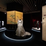 　パリの工房「ルサージュ」が繊細な刺しゅうを施した衣装の展示（（Ｃ）ＣＨＡＮＥＬ）（提供写真）