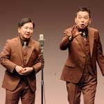 　漫才を披露する「爆笑問題」の田中裕二（左）と太田光＝東京都内