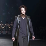 　ランウェーを歩く森崎ウィン＝１４日、東京都内