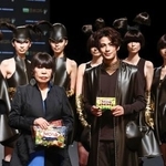 　「きのコレファッションショー」に登場したコシノジュンコ（手前左）と森崎ウィン（同右）＝１４日、東京都内