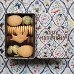 　ケイタマルヤマのテキスタイル模様を缶に施したクッキー「バタフライ」（提供写真）