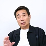 　インタビューに答える三宅裕司