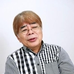 　インタビューに答える小倉久寛