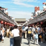 　商店がひしめく仲見世＝東京都台東区