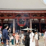 　浅草寺の本堂前＝東京都台東区