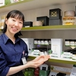 　「雷一茶　仲見世通り店」で売れ筋の高級抹茶を指す店員＝東京都台東区