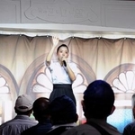 　音のヨーロー堂で熱唱する山西アカリさん＝東京都台東区