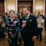 　地元メディアの取材を受ける桑原志織さん（（Ｃ）Ｋ．Ｓｚｌｅｚａｋ／ＮＩＦＣ）