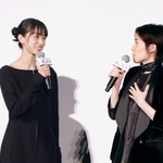 　映画「旅と日々」の舞台あいさつに登場した河合優実（左）とシム・ウンギョン＝東京都港区