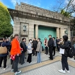 　フィールドワーク型ツアー「さんぽ大学」に吉見俊哉さんの案内で参加する人たち＝２０２４年１１月、東京・上野の博物館動物園駅跡（提供写真）