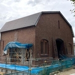 　移築工事中の旧中野刑務所正門＝東京都中野区