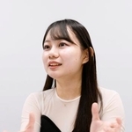 　インタビューに答える鈴木愛美