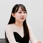 　インタビューに答える鈴木愛美