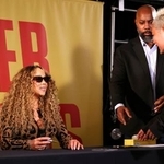 　サイン会に登場したマライア・キャリー（左）＝東京都渋谷区