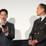 　舞台あいさつに登場した坂口健太郎（左）と渡辺謙＝３１日、東京都千代田区