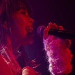 　パフォーマンスするアイナ・ジ・エンド