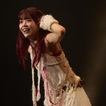 　パフォーマンスするアイナ・ジ・エンド