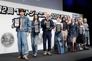 　「ベストジーニスト２０２５」の発表会に登場した（左から）目黒蓮、Ｋｏｋｉ，、みなみかわ、松本若菜、「ＨＡＮＡ」のメンバー＝４日、東京都千代田区