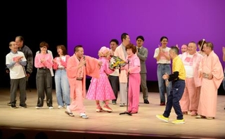 　林家ペー、パー子を応援するチャリティー公演の出演者たち＝４日、東京都内