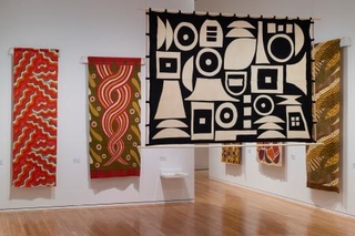 　１９８０～９０年代の作品と共に展示された柚木沙弥郎さんの初期代表作「幕」（手前）＝東京オペラシティ（撮影：高橋健治）（提供写真）