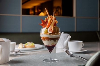 　アルマーニの「紅玉　イチジク　キャラメル　赤ワインのパフェ」（提供写真）