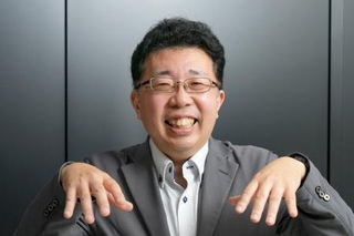 　肩に力が入りがちな時に効果的な脱力ストレッチ「うらめしや体操」のポーズをとる本田聖嗣