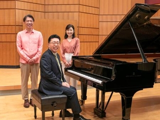 　本田聖嗣（手前）と生徒役の寺田理恵子（右）と石丸裕之（撮影・安部まゆみ）