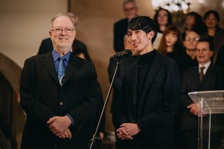 　「第１９回ショパン国際ピアノ・コンクール」で優勝を決め、喜びの言葉を語るエリック・ルー＝２０２５年１０月２１日、ワルシャワ（（Ｃ）Ｋ．Ｓｚｌｅｚａｋ／ＮＩＦＣ）