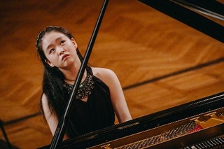 　３次予選で演奏するリュー・テェンヤオ＝２０２５年１０月１６日、ワルシャワ（（Ｃ）Ｋ．Ｓｚｌｅｚａｋ／ＮＩＦＣ）