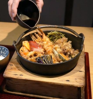 　奈美喜庵の「武蔵府中古墳天丼」。食べる直前にたれをかけるスタイル＝東京都府中市