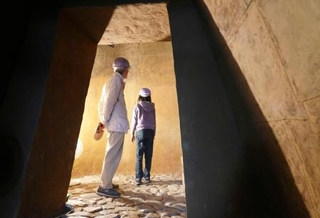 　武蔵府中熊野神社古墳の石室復元展示室＝東京都府中市