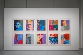 　アンディ・ウォーホル「２０世紀のユダヤ人１０人の肖像」（１９８０年）、エスパス　ルイ・ヴィトン東京での展示風景＝２０２５年（（Ｃ）Ｔｈｅ　Ａｎｄｙ　Ｗａｒｈｏｌ　Ｆｏｕｎｄａｔｉｏｎ　ｆｏｒ　ｔｈｅ　Ｖｉｓｕａｌ　Ａｒｔｓ，Ｉｎｃ．／Ｌｉｃｅｎｓｅｄ　ｂｙ　Ａｄａｇｐ，Ｐａｒｉｓ　２０２５　Ｃｏｕｒｔｅｓｙ　ｏｆ　ｔｈｅ　Ｆｏｎｄａｔｉｏｎ　Ｌｏｕｉｓ　Ｖｕｉｔｔｏｎ，Ｐａｒｉｓ　Ｐｈｏｔｏ　ｃｒｅｄｉｔｓ：Ｊ☆（アキュートアクセント付きＥ小文字）ｒ☆（アキュートアクセント付きＥ小文字）ｍｉｅ　Ｓｏｕｔｅｙｒａｔ／Ｌｏｕｉｓ　Ｖｕｉｔｔｏｎ）