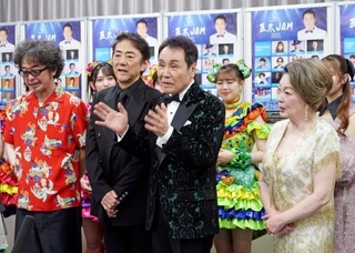 　「五木ＪＡＭ」終演後、取材に応じる（前列左から）奥田民生、市村正親、五木ひろし、由紀さおり＝横浜アリーナ