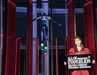 　「エヴァンゲリオン」の大型フィギュアの前に立つ藤田ニコル＝東京都内（（Ｃ）カラー／Ｐｒｏｊｅｃｔ　Ｅｖａ．（Ｃ）カラー／ＥＶＡ　製作委員会　（Ｃ）カラー）