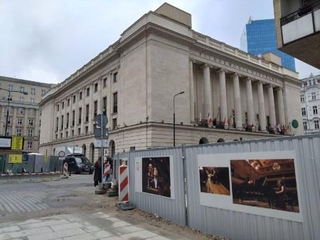 　ショパン国際ピアノ・コンクールの会場周辺には、過去のコンクールの演奏写真が貼られていた