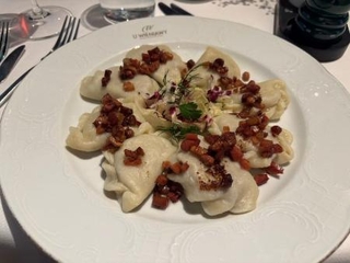 　ワルシャワのレストランで食べた肉がたっぷり詰まった「ピエロギ」＝２０２５年１０月