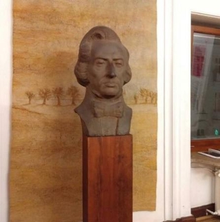 　フィルハーモニーホールに設置されたショパン像＝２０２５年１０月