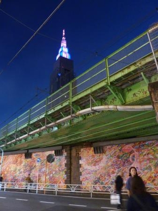　ＪＲの高架線とＮＴＴドコモ代々木ビルの夜景＝東京都渋谷区