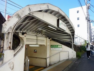 　アーチ形の屋根が特徴的なＪＲ代々木駅東口＝東京都渋谷区