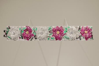 　「絡み合う花々、赤と白のローズ　ブレスレット」（１９２４年　（Ｃ）Ｖａｎ　Ｃｌｅｅｆ＆Ａｒｐｅｌｓ）（提供写真）